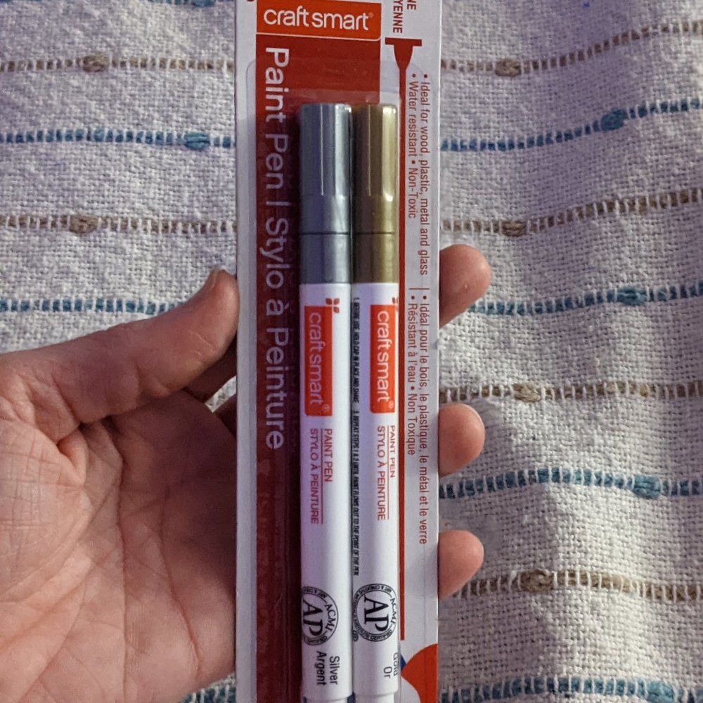 Gold and silver paint pens